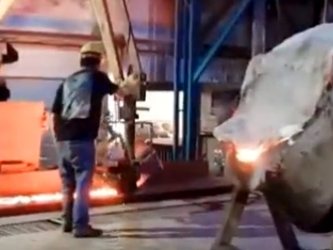 Il manipolatore di fusione multifunzionale davanti al forno applicabile all'industria della fonderia