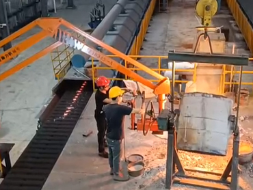 Potenza del braccio pieghevole in metallo caldo prima dell'attrezzatura per versare forno