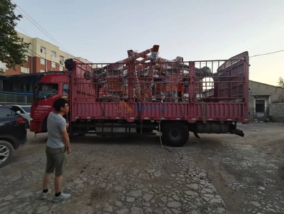3 set Manipolatore di fusione idraulica viene caricato sul camion e pronto per la consegna.